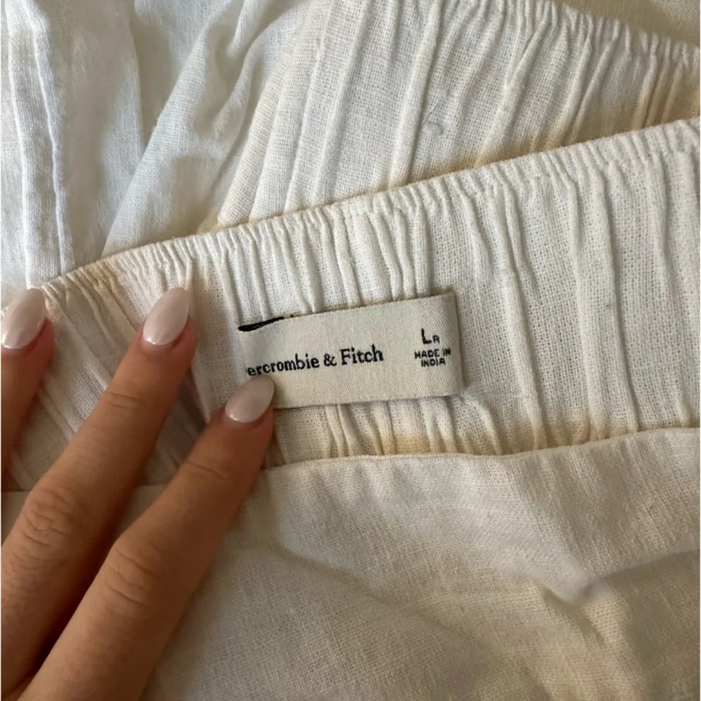 Abercrombie & Fitch Linen Pull-On Flare Pants - Picture 3 of 4